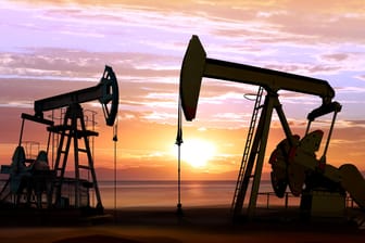 Ölpumpen im Sonnenuntergang: Die Weltwirtschaft schaut pessimistisch ins vierte Quartal, das drückt auch den Ölpreis.