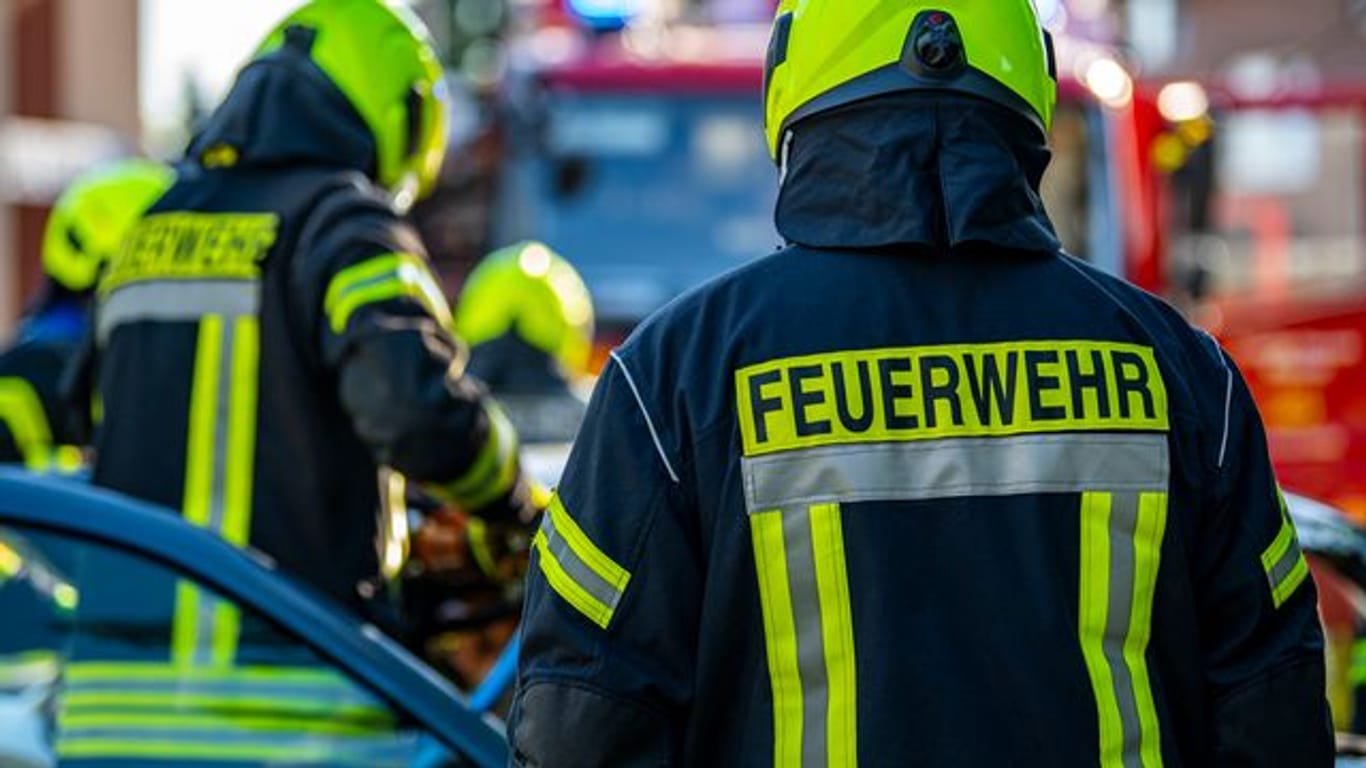 Feuerwehrleute im Dienst (Symbolbild): In Hamburg haben sich mehrere Männer einer Wache mit Corona angesteckt, obwohl sie geimpft sind.