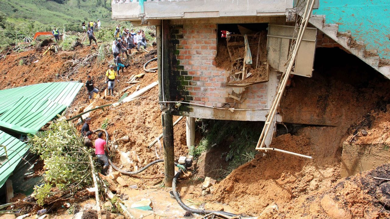 Rettungskräfte sind nach einem Erdrutsch im Südwesten Kolumbiens im Einsatz.