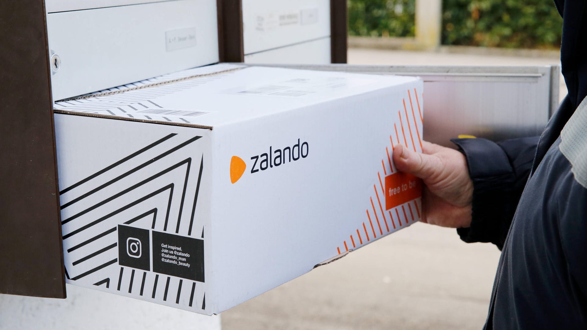 Mode per Post (Symbolbild): Zalando hat stark profitiert, als der Einzelhandel in der Pandemie schließen musste – mit der Öffnung der Innenstädte bricht nun auch Zalandos Gewinn ein.