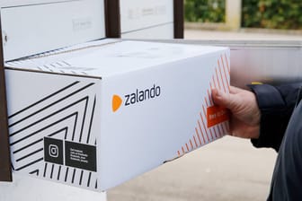 Mode per Post (Symbolbild): Zalando hat stark profitiert, als der Einzelhandel in der Pandemie schließen musste – mit der Öffnung der Innenstädte bricht nun auch Zalandos Gewinn ein.