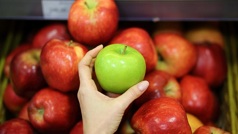 Obst: In den meisten Supermärkten werden dieselben Apfelsorten angeboten – unter anderem Elstar, Braeburn und Pink Lady. (Symbolbild)