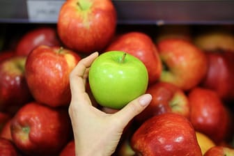 Obst: In den meisten Supermärkten werden dieselben Apfelsorten angeboten – unter anderem Elstar, Braeburn und Pink Lady. (Symbolbild)