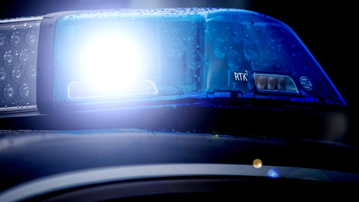 Das Blaulicht eines Polizeiwagens (Symbolbild): Im Sauerland wurden 19 Tatverdächtige bei dutzenden Hausdurchsuchungen festgenommen.