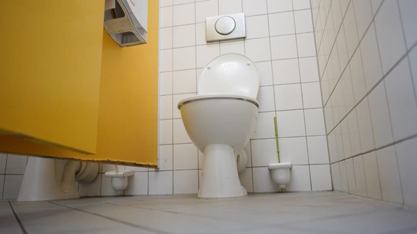 Toiletten in einer Schule (Symbolbild): Wegen Defekten in WCs müssen in Hannover zahlreiche Schüler zuhause lernen.