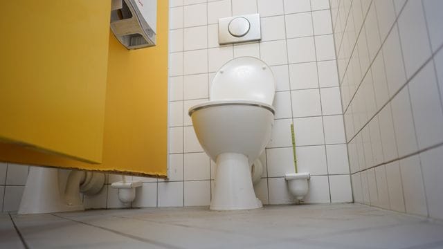 Toiletten in einer Schule (Symbolbild): Wegen Defekten in WCs müssen in Hannover zahlreiche Schüler zuhause lernen. Toiletten in einer Schule (Symbolbild): Wegen Defekten in WCs müssen in Hannover zahlreiche Schüler zuhause lernen.