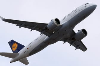Im Steigflug (Symbolbild): Die Lufthansa konnte im dritten Quartal durch Rekordgewinne beim Frachtgeschäft erstmals in der Pandemie einen operativen Gewinn erzielen.