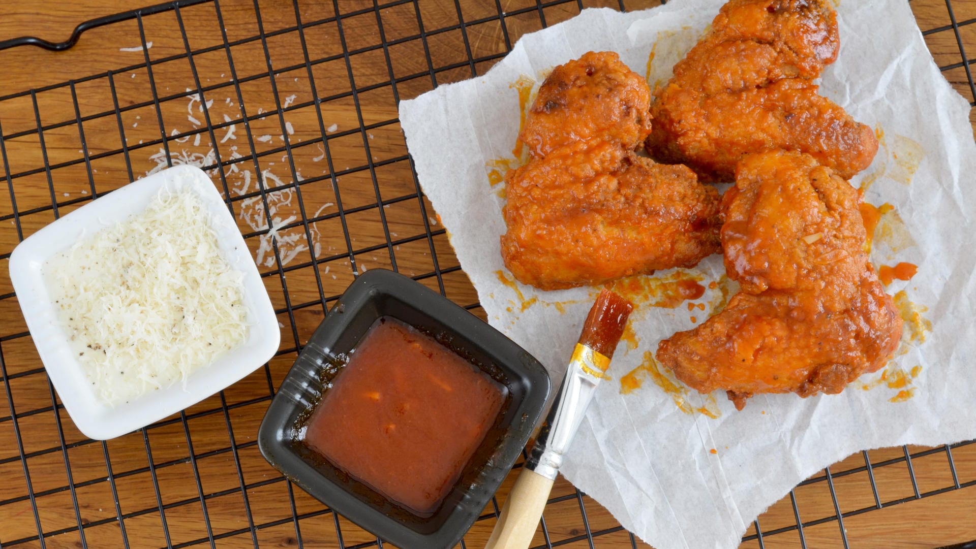 Buffalo Chicken Wings: Eine knusprig-scharfe Panade ist das Geheimnis der leckeren Hähnchenteile.