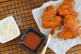 Buffalo Chicken Wings: Eine knusprig-scharfe Panade ist das Geheimnis der leckeren Hähnchenteile.