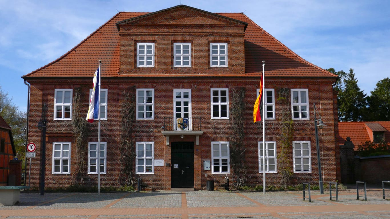 Rathaus der Stadt Ludwigslust: Der Landkreis Ludwigslust-Parchim verzeichnet mehr Corona-Neuinfektionen als gedacht.