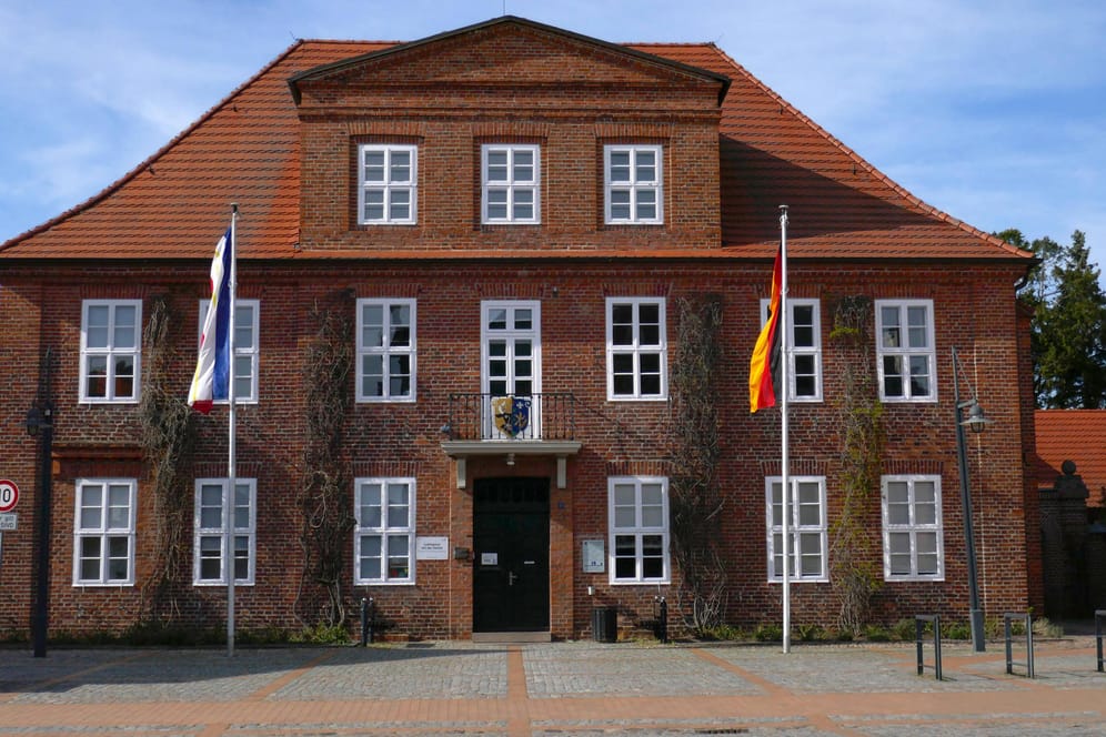 Rathaus der Stadt Ludwigslust: Der Landkreis Ludwigslust-Parchim verzeichnet mehr Corona-Neuinfektionen als gedacht.