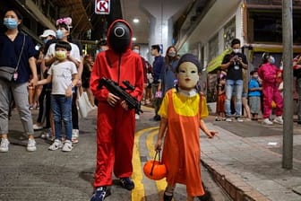 Kinder tragen anlässlich der Halloween-Feierlichkeiten Kostüme, die von der koreanischen Netflix-Originalserie "Squid Game" inspiriert sind.