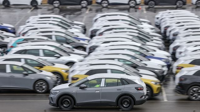 Auch bei VW lässt der Mangel an Mikrochips den Bestand an Neuwagen schrumpfen.