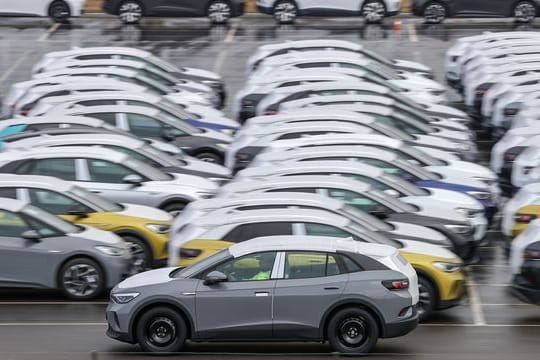 Auch bei VW lässt der Mangel an Mikrochips den Bestand an Neuwagen schrumpfen.