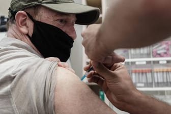 Ein Mann erhält in Israel seine Corona-Impfung: In dem Land kann jeder eine Auffrischungsimpfung erhalten, der älter als zwölf Jahre ist.