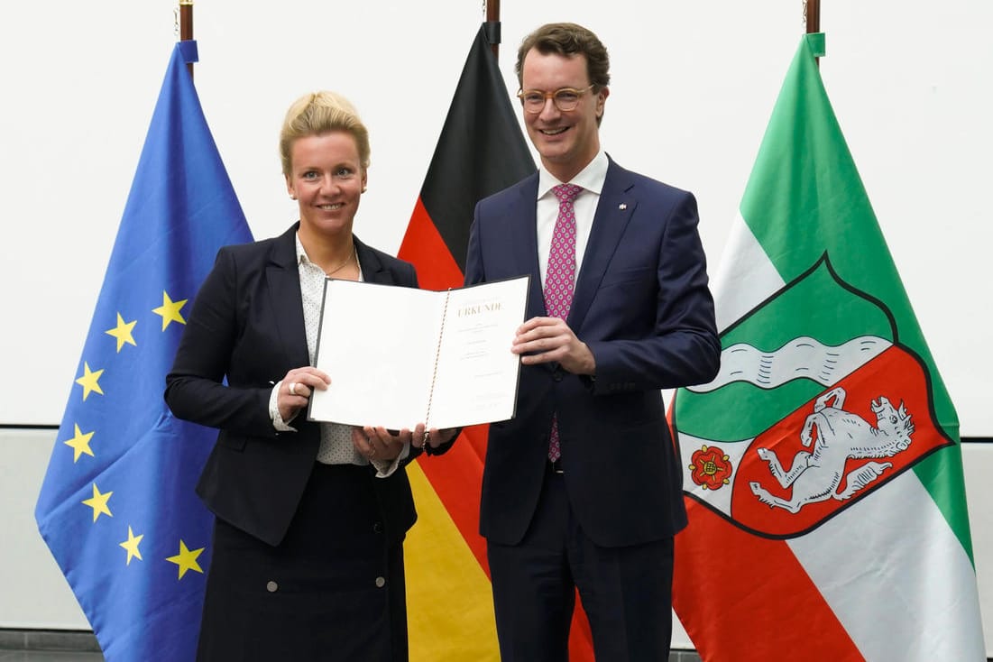 Hendrik Wüst mit der neuen Verkehrsministerin Ina Brandes (Archivbild): Am Mittwoch wurde das neue Kabinett in NRW vereidigt.