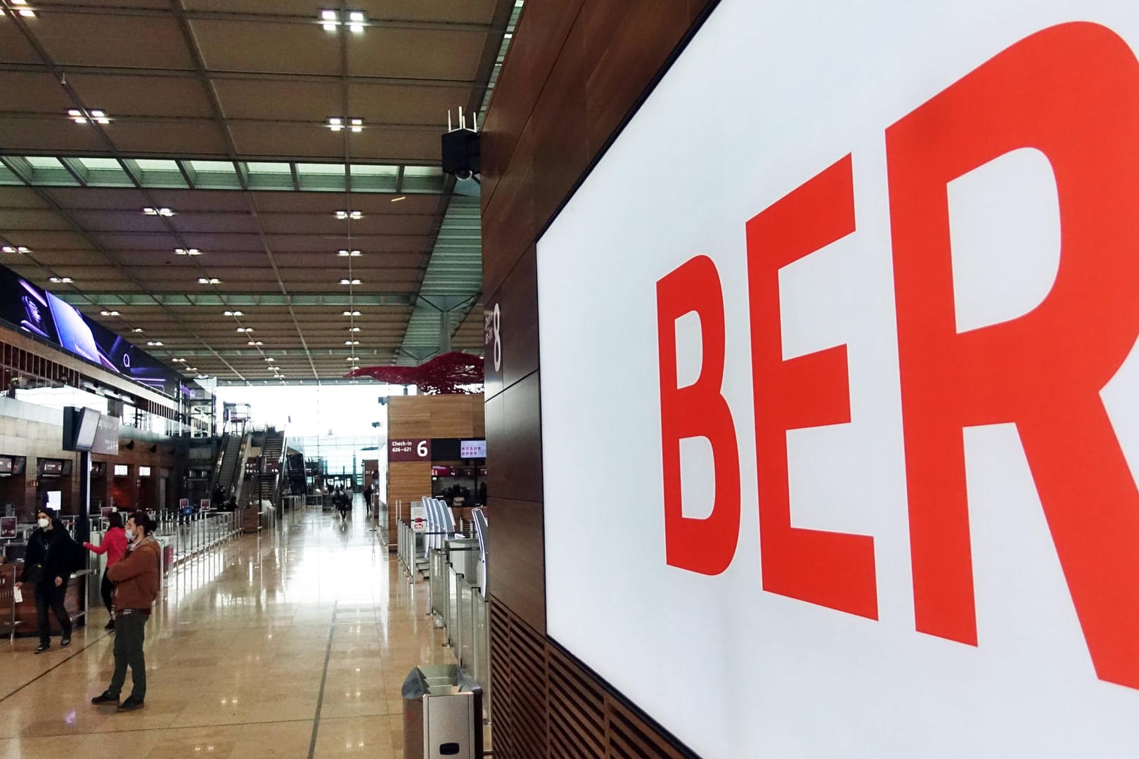 Blick ins Terminal des Hauptstadt-Flughafens (Archivbild): Der BER sorgt bundesweit immer wieder für Aufsehen. Blick ins Terminal des Hauptstadt-Flughafens (Archivbild): Der BER sorgt bundesweit immer wieder für Aufsehen.