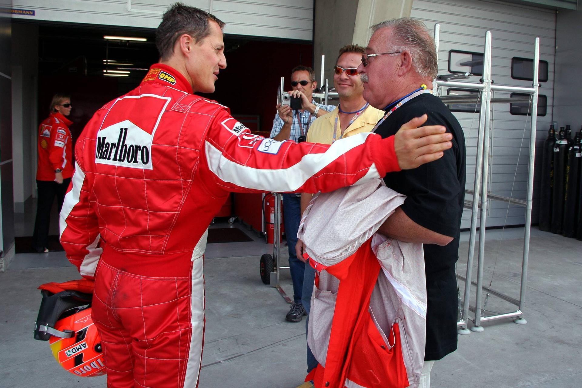Michael Schumacher und Jürgen Dilk (r.): Der Rennfahrer im Jahr 2005 mit einem seiner ersten Sponsoren. Dilk unterstützte Schumi, als dieser im Kartsport aktiv war. So gewann Schumacher im Jahr 1984 und 1985 die deutsche Juniorenmeisterschaft. Auch während seiner späteren Karriere im Motorsport nahm Schumacher immer wieder an Kartrennen teil.
