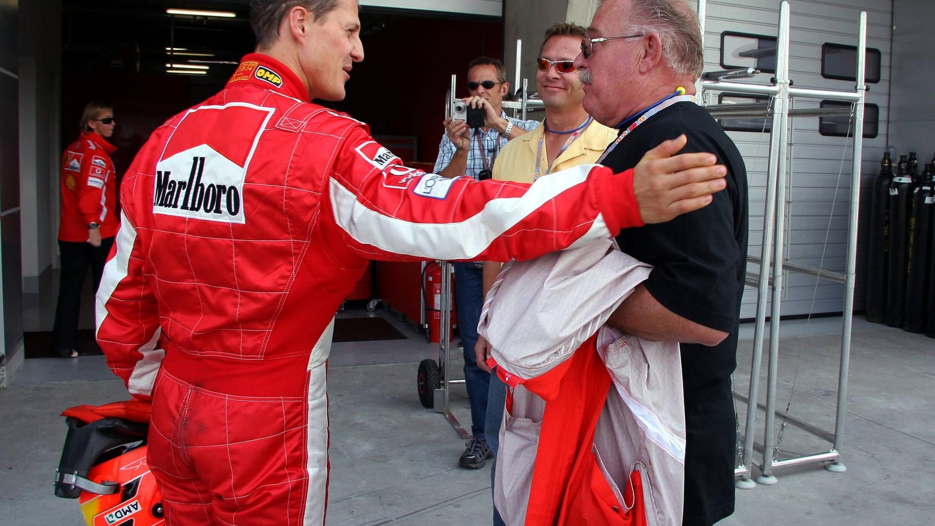 Michael Schumacher und Jürgen Dilk (r.): Der Rennfahrer im Jahr 2005 mit einem seiner ersten Sponsoren. Dilk unterstützte Schumi, als dieser im Kartsport aktiv war. So gewann Schumacher im Jahr 1984 und 1985 die deutsche Juniorenmeisterschaft. Auch während seiner späteren Karriere im Motorsport nahm Schumacher immer wieder an Kartrennen teil.