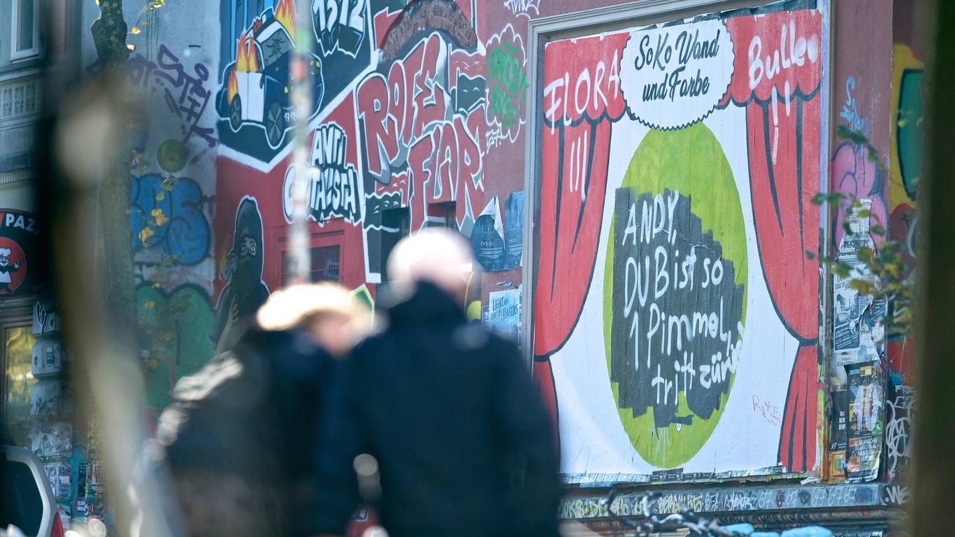 Aktion der "Roten Flora" in Hamburg: Auf einer Wand im Schanzenviertel kommentiert das linksautonome Zentrum den Twist um den Innensenator.