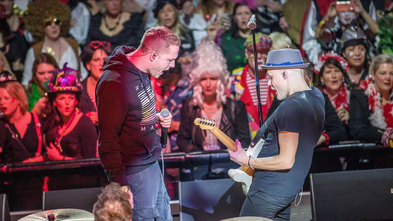 Mo Torres und Cat Balous Sänger Oliver Niesen bei einem Auftritt in der Lanxess-Arena (Archivbild): Dieses Jahr findet das Karnevalsspektakel wieder statt.