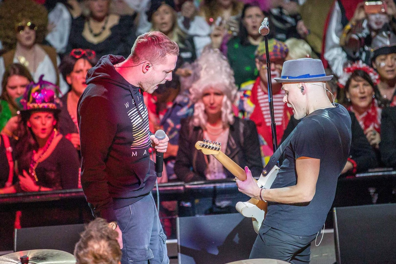 Mo Torres und Cat Balous Sänger Oliver Niesen bei einem Auftritt in der Lanxess-Arena (Archivbild): Dieses Jahr findet das Karnevalsspektakel wieder statt.