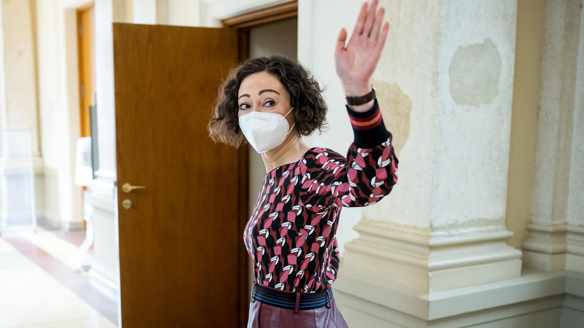 Berlins Wirtschaftssenatorin Ramona Pop winkt: Die Grünen-Politikerin wird dem neuen Berliner Abgeordnetenhaus nach 20 Jahren nicht mehr angehören. Berlins Wirtschaftssenatorin Ramona Pop winkt: Die Grünen-Politikerin wird dem neuen Berliner Abgeordnetenhaus nach 20 Jahren nicht mehr angehören.