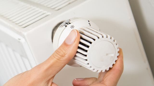 Auch bei steigenden Energiepreisen sollte die Wohnung nicht zu sehr abkühlen. Die WHO empfiehlt, die Raumtemperatur in regelmäßig genutzten Räumen aus gesundheitlichen Gründen nicht unter 18 °C sinken zu lassen.