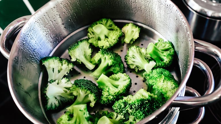 Brokkoli: Mit einem Dampfeinsatz können Sie zwei Lebensmittel gleichzeitig in nur einem einzigen Topf garen.