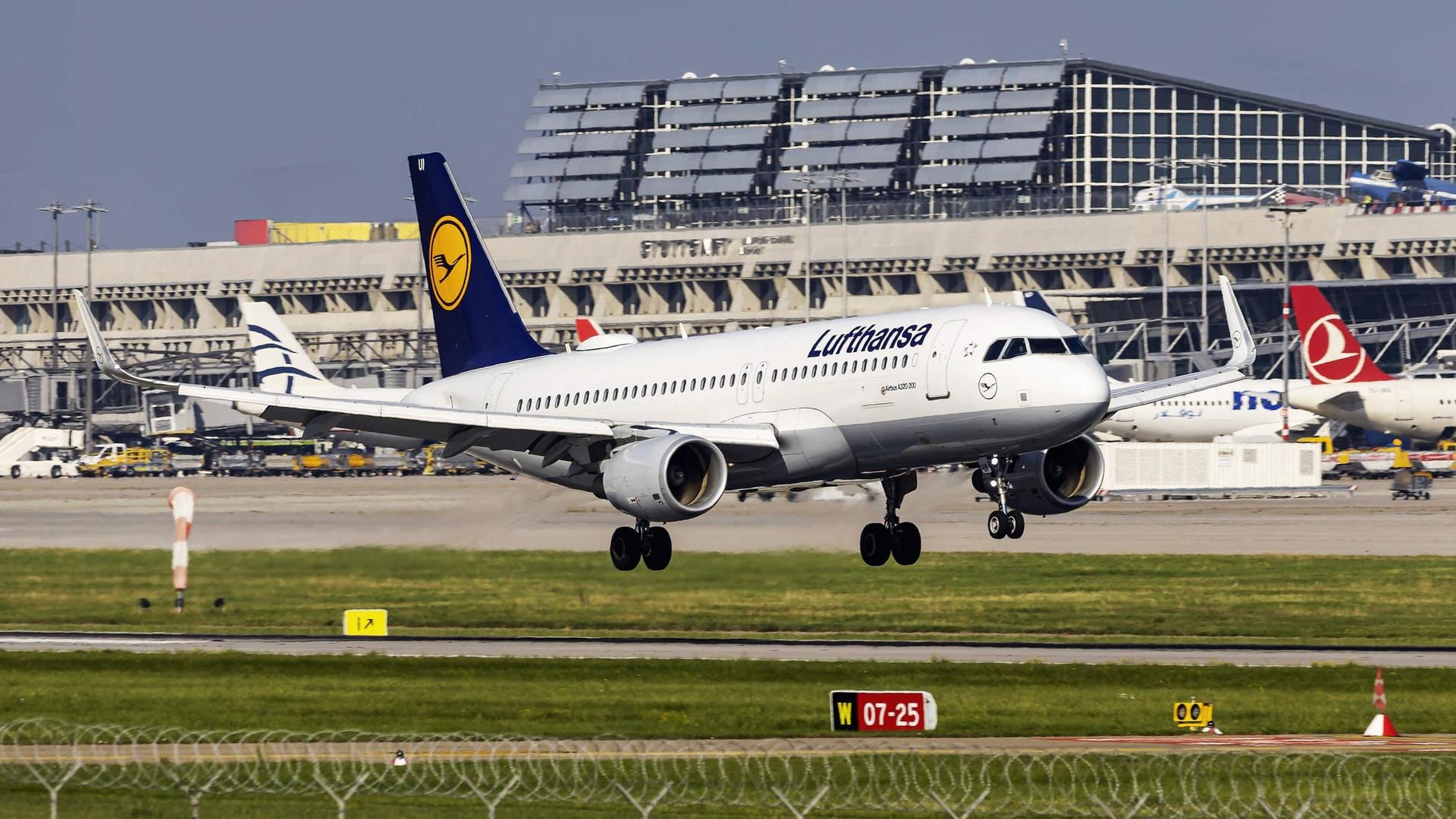 Flugzeug der Lufthansa am Flughafen Stuttgart (Symbolbild): Ein Gutachten soll Klärung bringen.