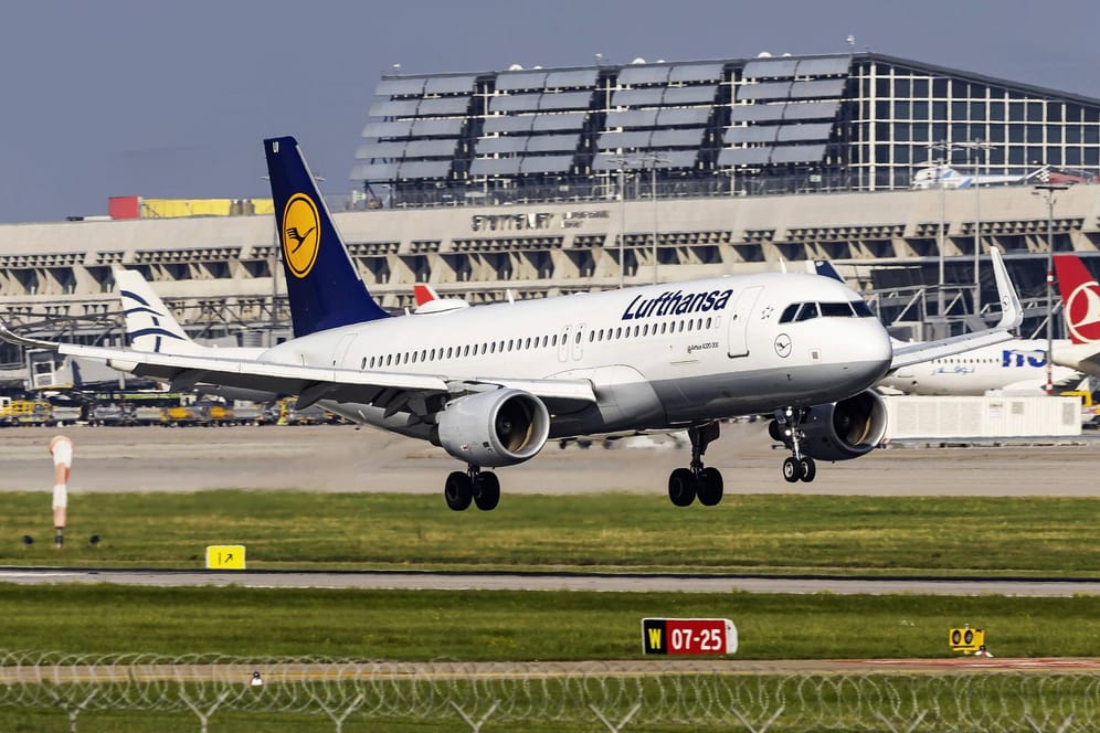 Flugzeug der Lufthansa am Flughafen Stuttgart (Symbolbild): Ein Gutachten soll Klärung bringen.