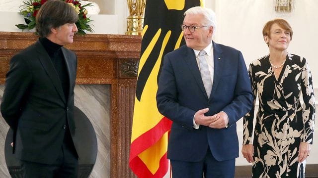 Bundespräsident Frank-Walter Steinmeier und seine Frau Elke Büdenbender empfangen im Schloss Bellevue Joachim Löw.