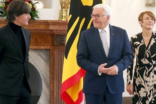 Bundespräsident Frank-Walter Steinmeier und seine Frau Elke Büdenbender empfangen im Schloss Bellevue Joachim Löw.