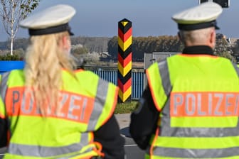 Polizisten an der deutsch-polnischen Grenze (Symbolbild): Die Polizeigewerkschaft hat sich gegen Grenzkontrollen ausgesprochen.