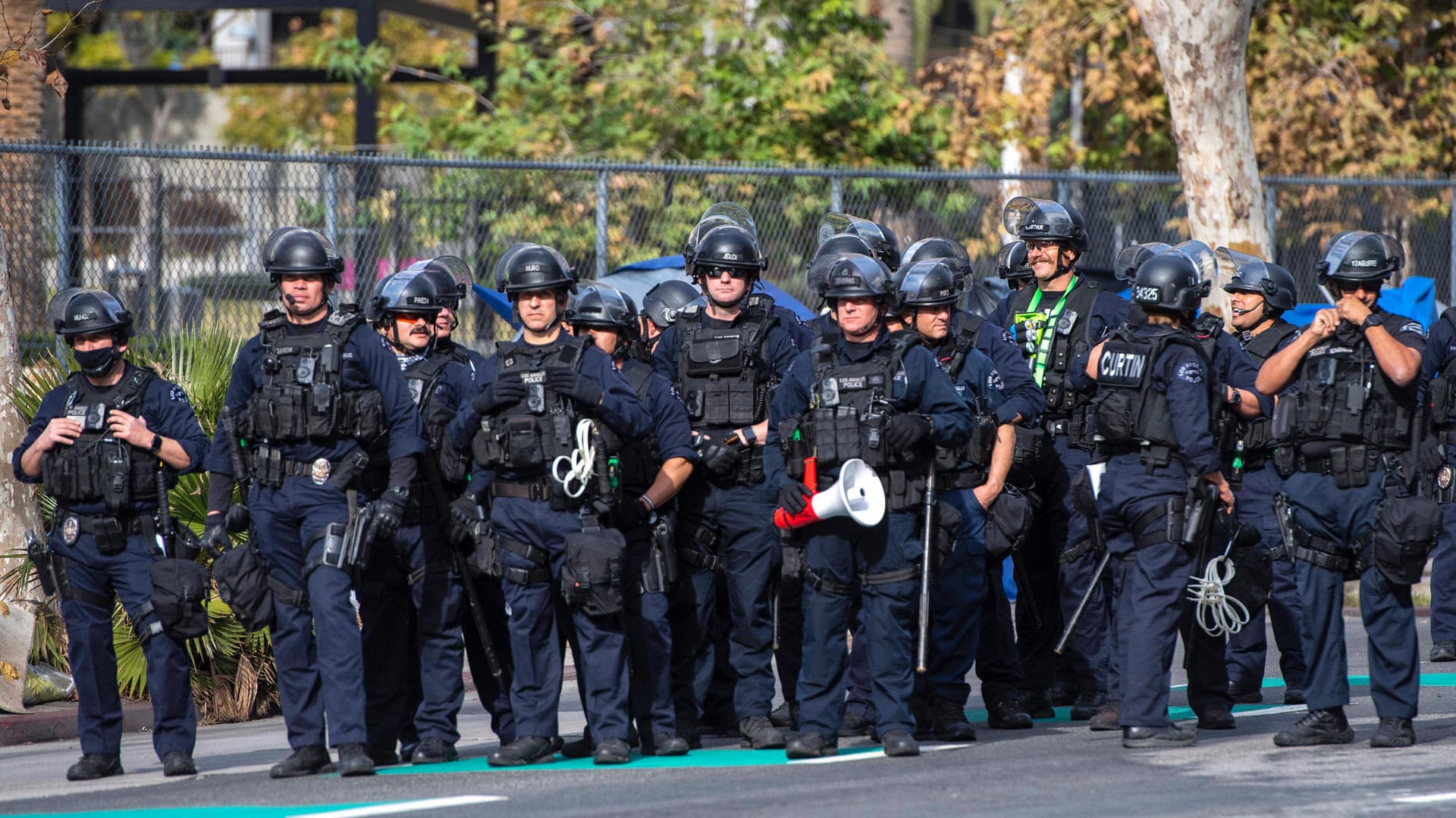 Polizisten in Los Angeles (Symbolbild): Einem Viertel der Polizisten droht die Entlassung, weil sie sich nicht impfen lassen wollen. Polizisten in Los Angeles (Symbolbild): Einem Viertel der Polizisten droht die Entlassung, weil sie sich nicht impfen lassen wollen.