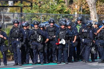 Polizisten in Los Angeles (Symbolbild): Einem Viertel der Polizisten droht die Entlassung, weil sie sich nicht impfen lassen wollen.