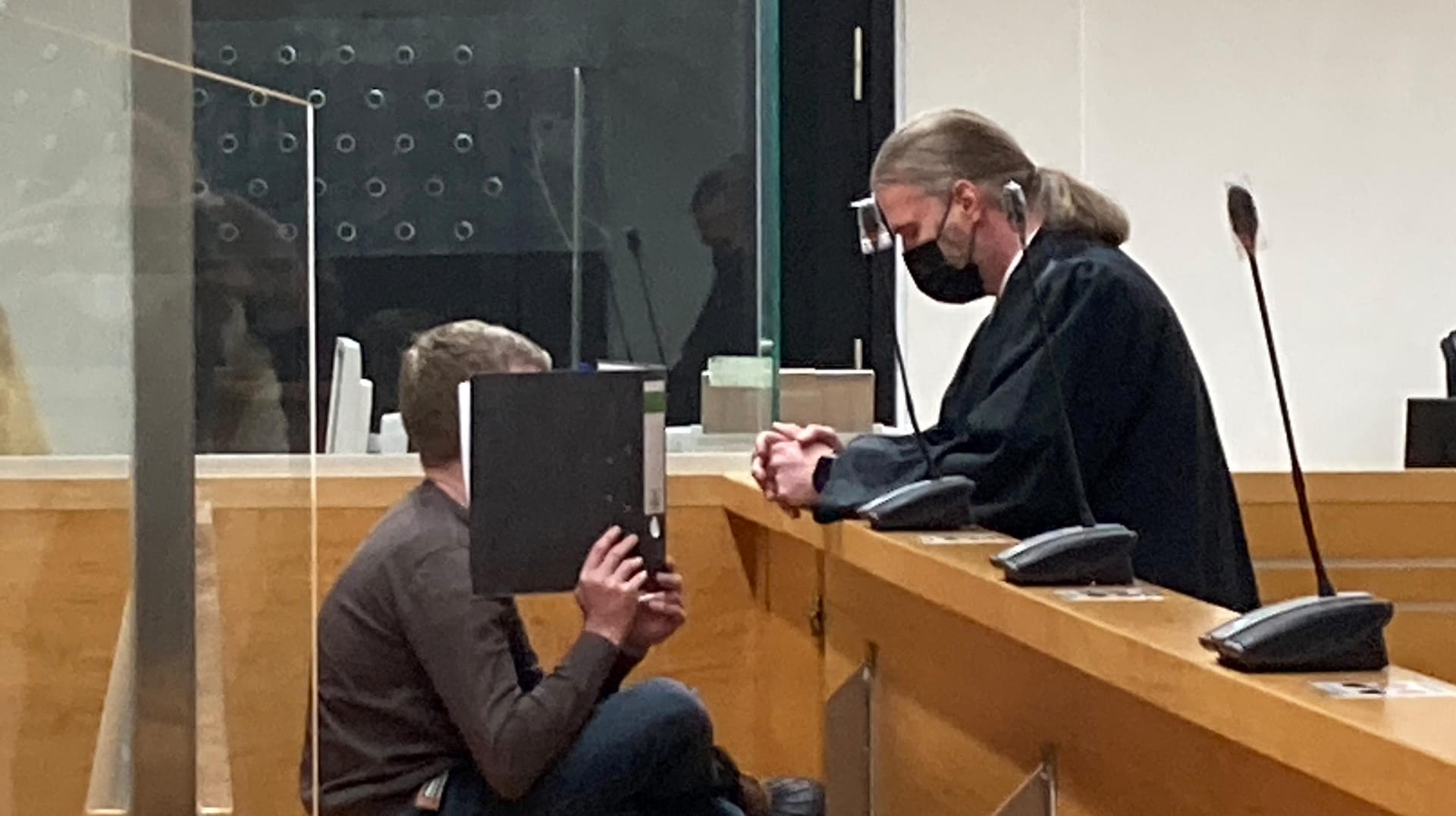 Ein wegen Kindesmissbrauchs angeklagter ehemaliger Hort-Betreuer (l.) redet mit seinem Verteidiger Michael Tusch: Der Angeklagte soll Mädchen über Jahre hinweg sexuell missbraucht haben. Ein wegen Kindesmissbrauchs angeklagter ehemaliger Hort-Betreuer (l.) redet mit seinem Verteidiger Michael Tusch: Der Angeklagte soll Mädchen über Jahre hinweg sexuell missbraucht haben.