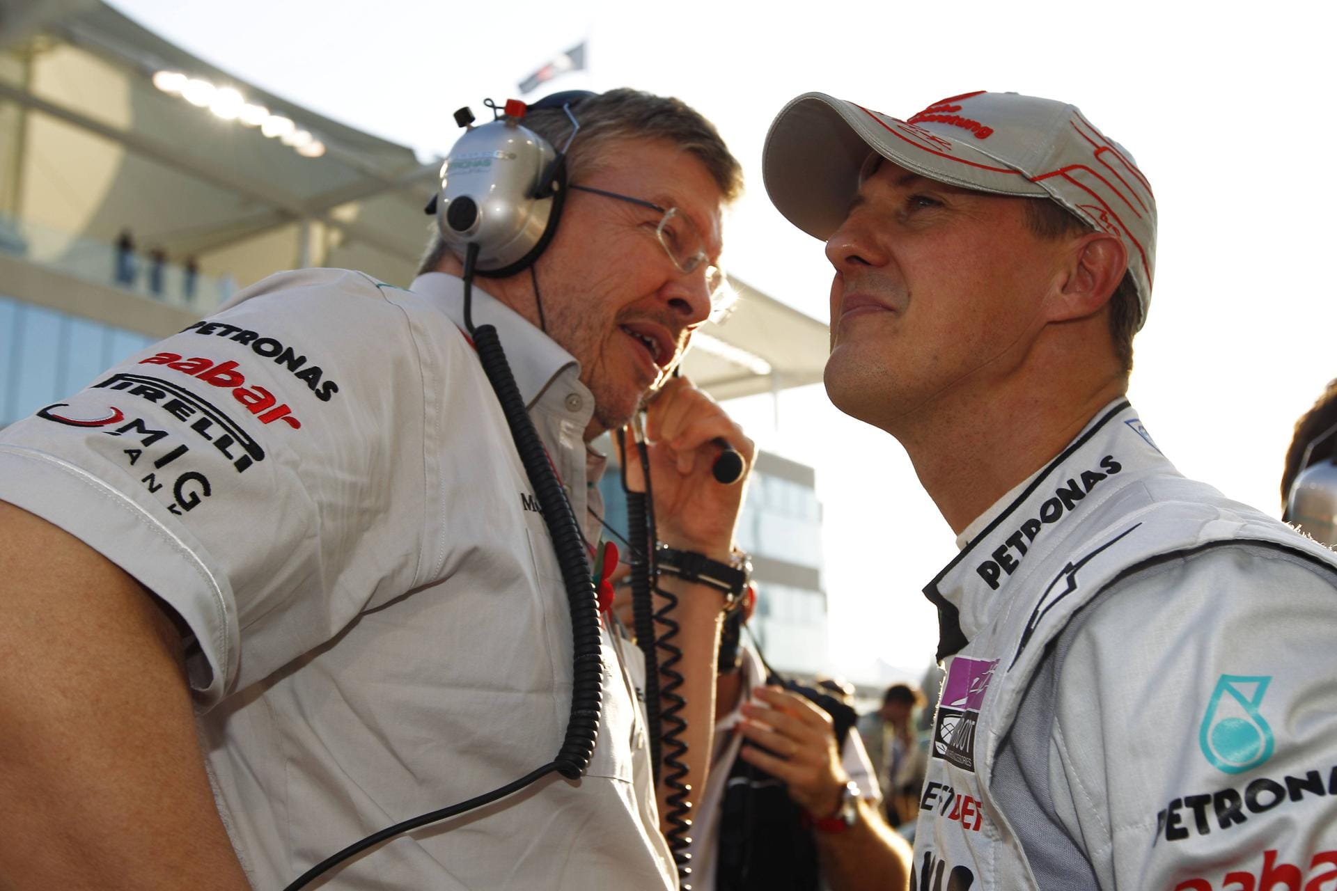 Ross Brawn: Der Ingenieur begleitete Michael Schumacher viele Jahre. Er kam auf Wunsch des siebenfachen Weltmeisters von Benetton zur Scuderia Ferrari, wurde dort 1997 Technischer Direktor. Auch später begleitete er Schumi bei Mercedes, wie hier im Jahr 2011. Seit 2017 ist Brawn Sportdirektor der Formel 1.