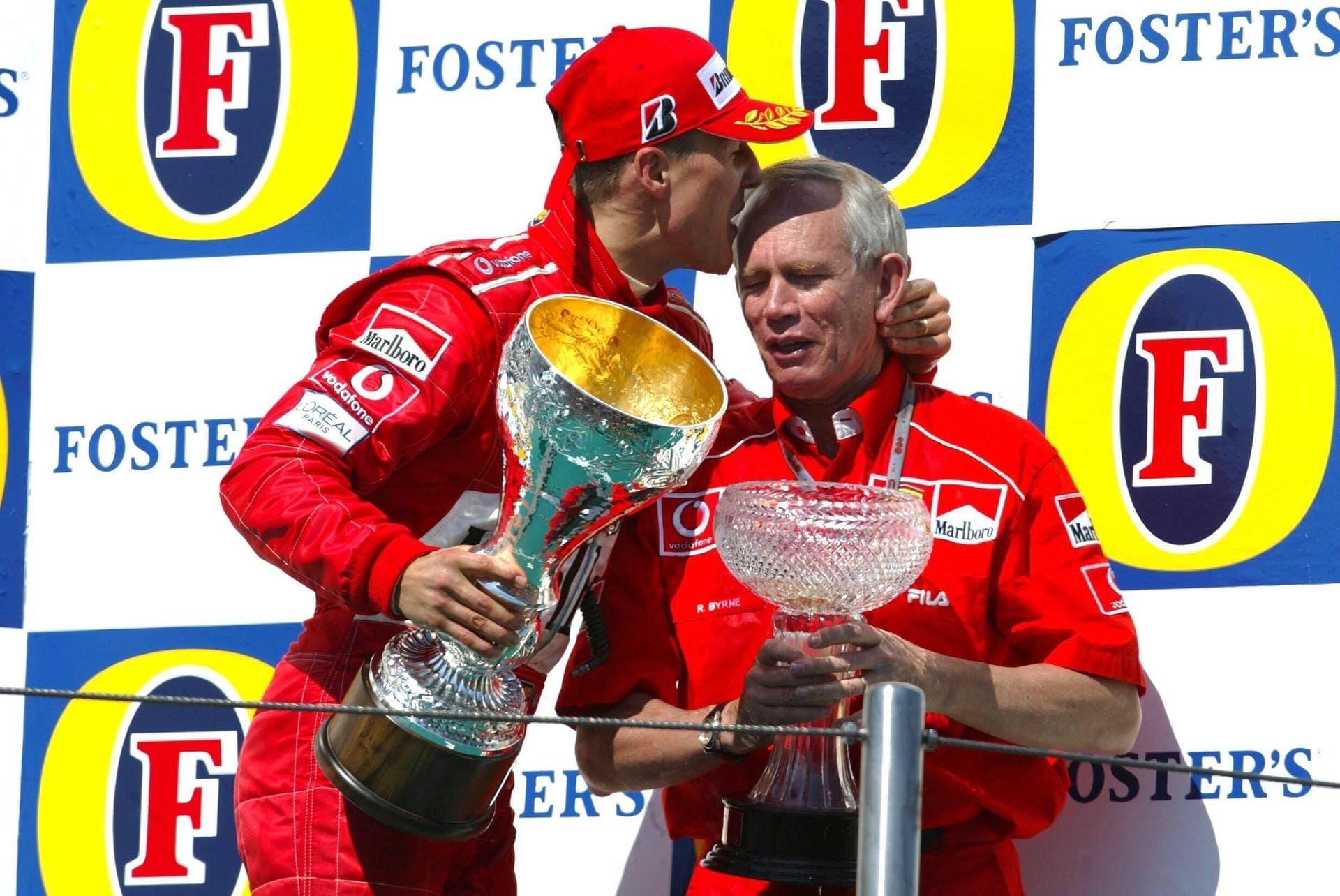 Rory Byrne (r.): Ferraris Chefdesigner und Schumi gemeinsam auf dem Podium im Jahr 2004 – dem letzten Jahr, in dem Michael Schumacher seinen WM-Titel mit Ferrari holte. Auch Byrne kam auf Wunsch des deutschen Formel-1-Piloten zu der Scuderia.