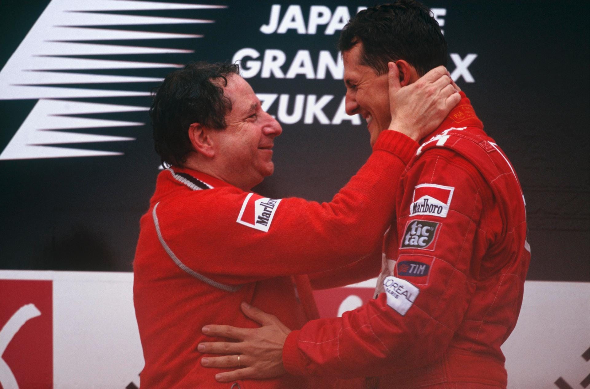 Jean Todt (l.): Der Ferrari-Teamchef und sein Schützling im Jahr 2000 auf dem Podest in Japan. In der Saison, in der das Foto entstand, gewann Schumacher am Ende seinen ersten WM-Titel mit Ferrari. Todt war selbst Rennfahrer und nahm 1993 den Posten bei der Scuderia an, 2008 gab er ihn wieder ab. Seit 2009 ist er Präsident der FIA.
