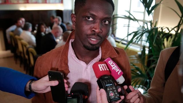 Der senegalesische Schriftsteller Mohamed Mbougar Sarr wird mit dem Prix Goncourt ausgezeichnet. Der senegalesische Schriftsteller Mohamed Mbougar Sarr wird mit dem Prix Goncourt ausgezeichnet.