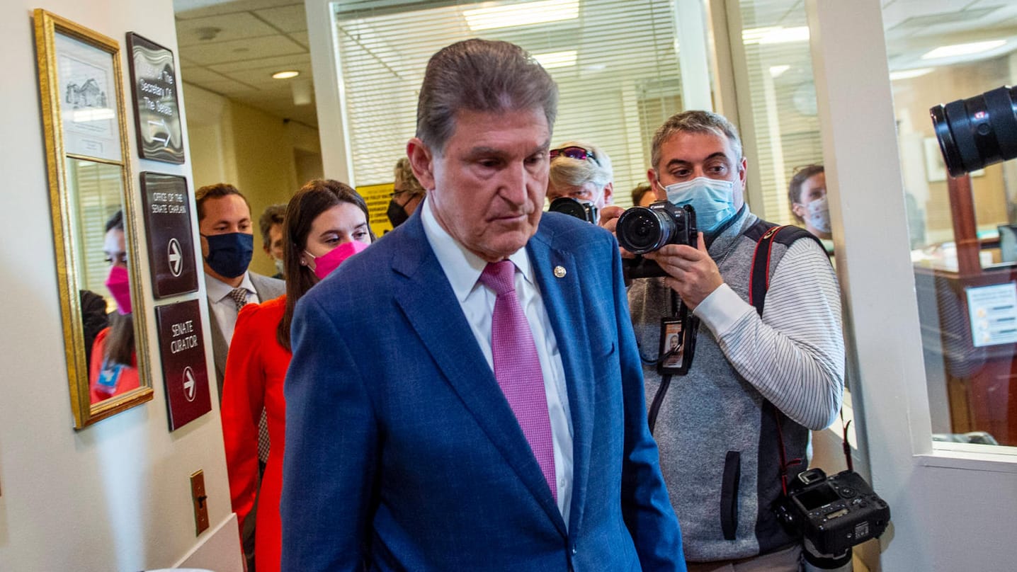 Joe Manchin umringt von Presseleuten: Der US-Senator torpediert die Reformvorhaben von Joe Biden.