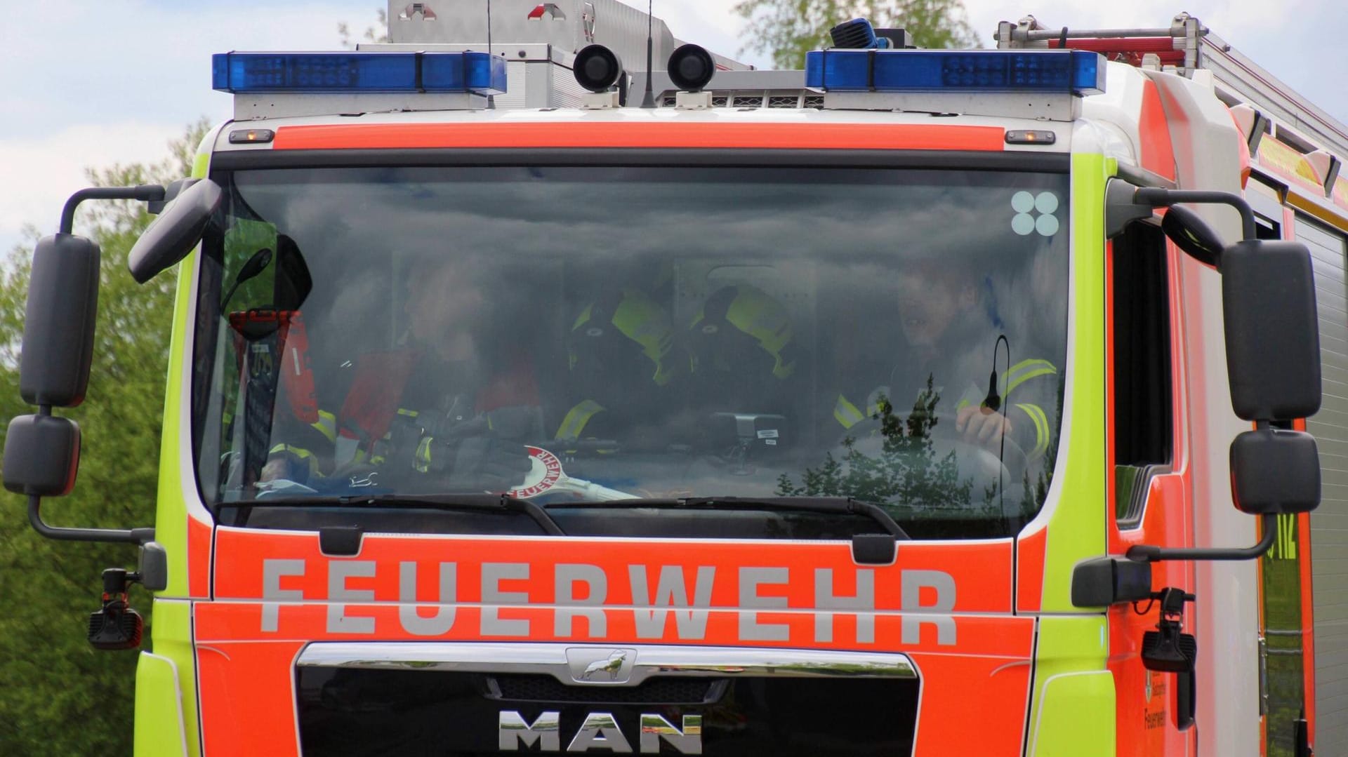Feuerwehr (Symbolbild): Mehrere Fahrzeuge waren im Einsatz. Feuerwehr (Symbolbild): Mehrere Fahrzeuge waren im Einsatz.
