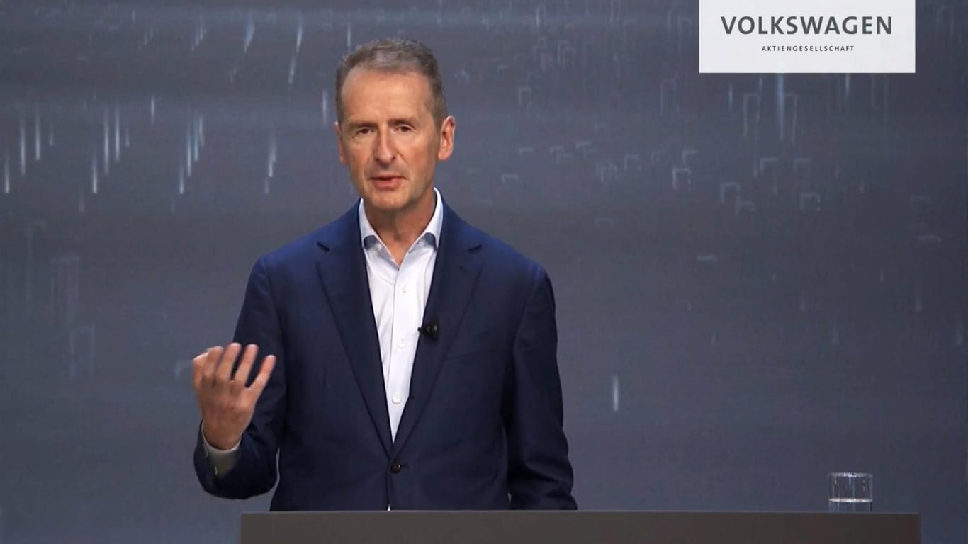 Herbert Diess bei einer Pressekonferenz (Archivbild): Der VW-Chef hat Ärger mit dem Betriebsrat.