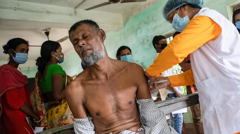 Ein Inder wird geimpft: Die WHO hat den ersten Corona-Impfstoff aus Indien zugelassen.