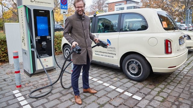 Anjes Tjarks (Bündnis 90/Grüne), Verkehrssenator, steht am Alsterdorfer Markt: Hier wurde der erste E-Taxi-Stand eröffnet. Anjes Tjarks (Bündnis 90/Grüne), Verkehrssenator, steht am Alsterdorfer Markt: Hier wurde der erste E-Taxi-Stand eröffnet.