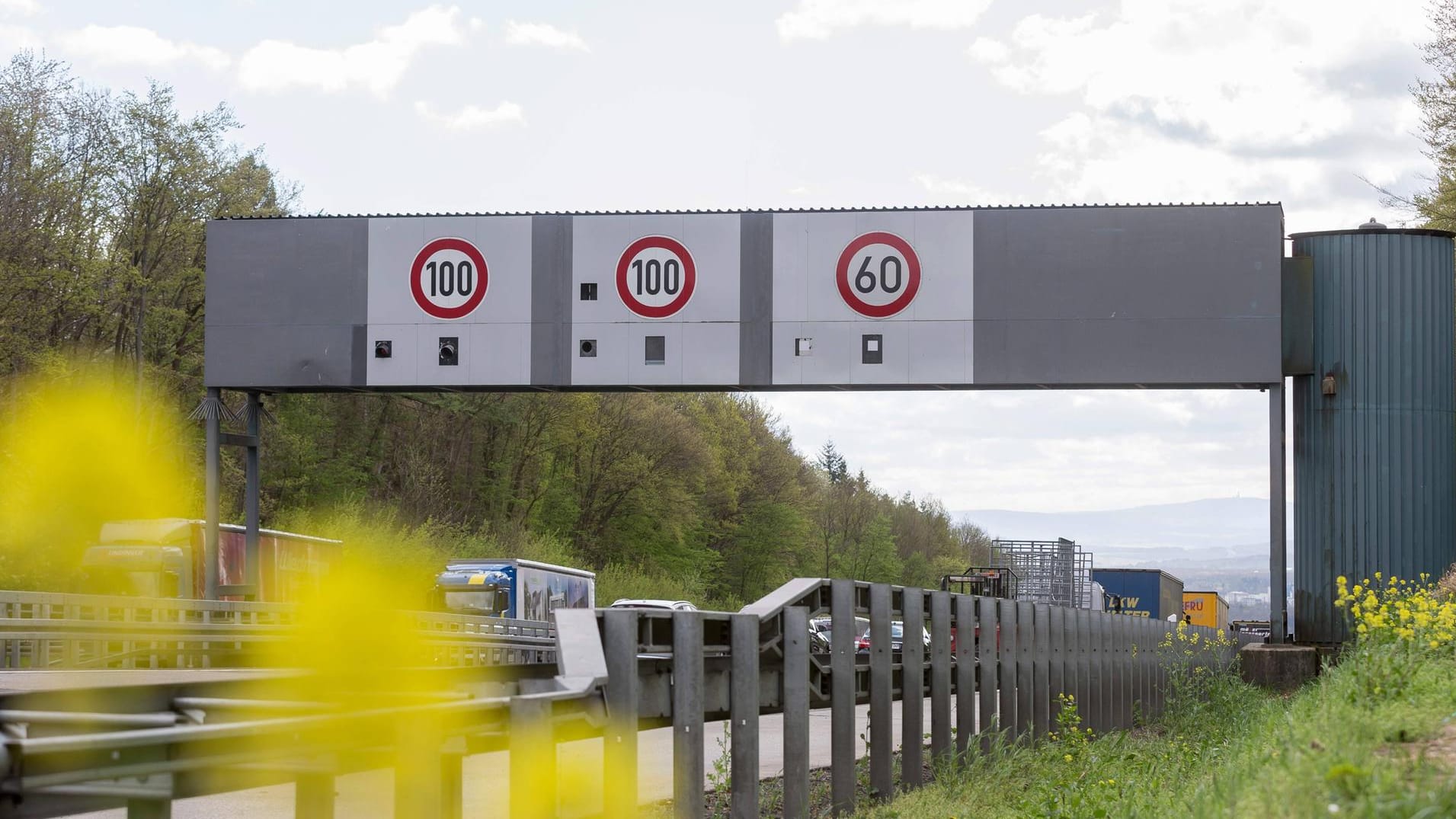 Die A3 am Elzer Berg (Archivbild): Hier liegt ein Lkw auf der Fahrbahn.