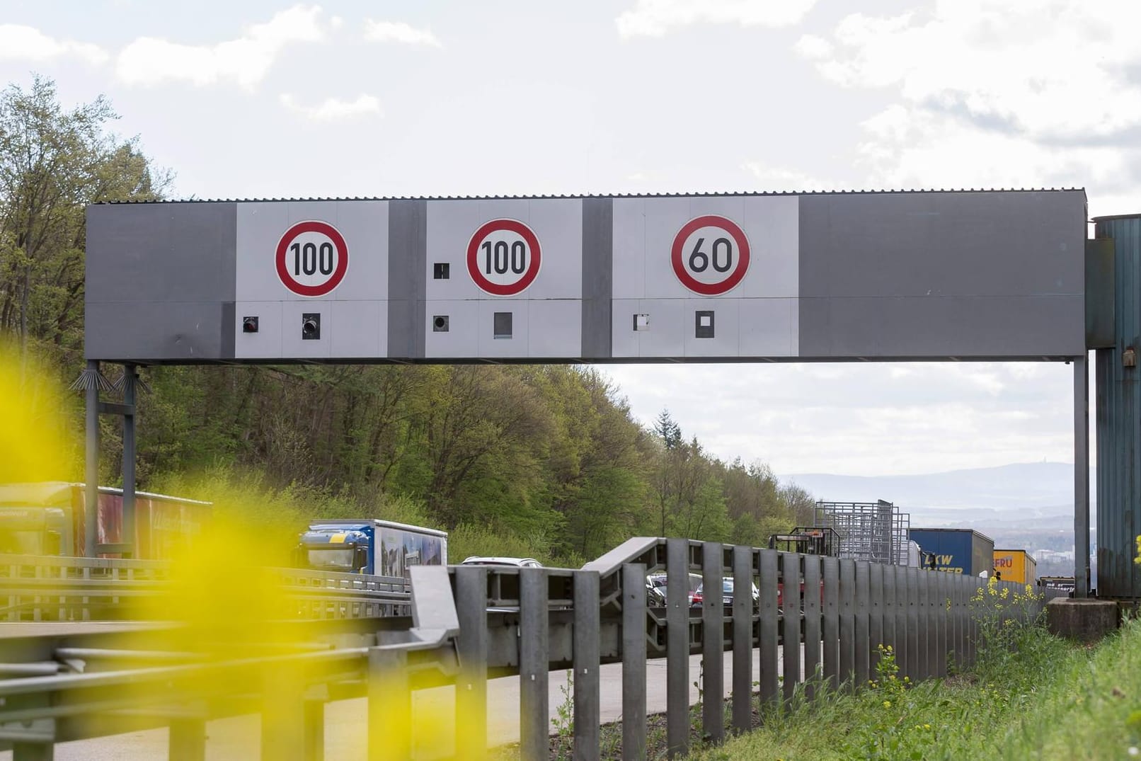 Die A3 am Elzer Berg (Archivbild): Hier liegt ein Lkw auf der Fahrbahn.