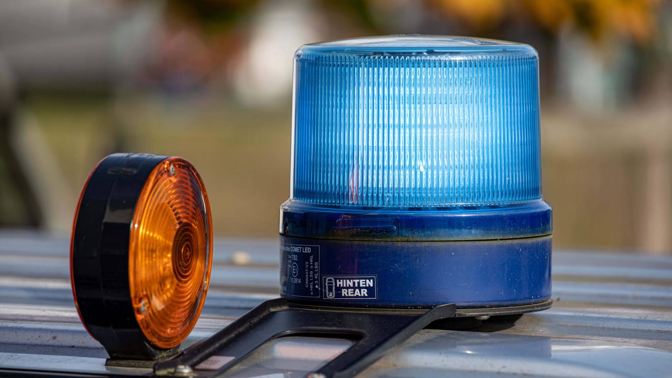 Ein Blaulicht auf dem Dach eines Einsatzfahrzeuges (Symbolbild): Nahe Hannover hat ein Mann die Kontrolle über sein Fahrzeug verloren und ist in eine Kirchenwand gefahren.