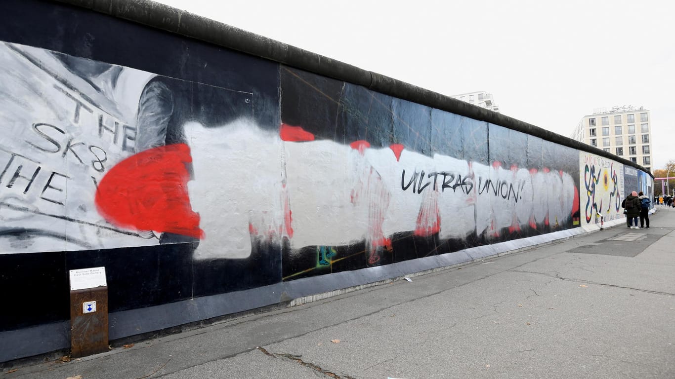 Ein Schriftzug an der East Side Gallery ist mit grauer Farbe übersprüht, darauf steht "Ultras Union": Zuvor hatte hier ein Schriftzug des niederländischen Fußballklubs Feyenoord Rotterdam gestanden.